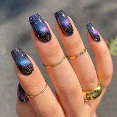 Unghie per Capodanno, tante idee per ispirarsi - galaxy nail Nail Design Glitter, Galaxy Nail Art, Blue Glitter Nails, Purple Nail Polish, Gel Set, Galaxy Nails, Blue Nail, Holographic Nails, Fancy Nails