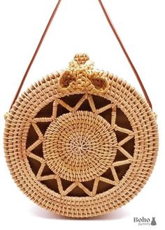 Bohemian round shoulder bag in straw with star decoration This boho shoulder bag is a summer wardrobe must-have when paired with a long flowered dress and sandals. We adore its unique design and starry decoration, which is reminiscent of the 1970s. This bohemian bag in braided straw is worn as a shoulder bag and closes with a lovely buckle. The interior is lined in polyester fabric and has a big compartment for storing personal items. BAG DETAILS Type of bag: shoulder bag Size: 20 cm diameter an Round Straw Bag, Rattan Handbags, Pocket Handbag, Bohemian Bags, Estilo Boho Chic, Rattan Bag, Handbags Casual, Boho Accessories, Straw Bags