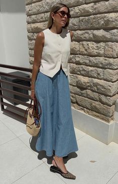 Blue Linen Skirt Outfit, Midi Skirt Outfit Spring Casual, Modest Summer Outfits, Mum Fashion, Christian Fashion, Looks Street Style, Fashion Mistakes, Spring Summer Outfits, Minimal Fashion