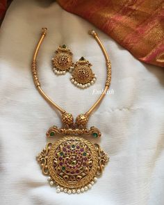 Round Gold Pendant Indian, Pendant Sets Indian Gold, Gold Necklace Design, Women Gold Necklace, Gold Pendant Set, Temple Jewelry Necklace, Gold Temple Jewellery, Indian Bridal Jewelry Sets, Choker Designs