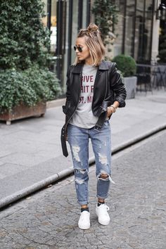 Camille / 8 novembre 2015DENIM x SNEAKERSDENIM x SNEAKERS | NOHOLITA Paris Mode, Dress Well, Leather Jacket Outfits, Mode Casual, Mode Inspo, 가을 패션, Black Leather Jacket, Jeans Boyfriend, Spring Outfits Casual