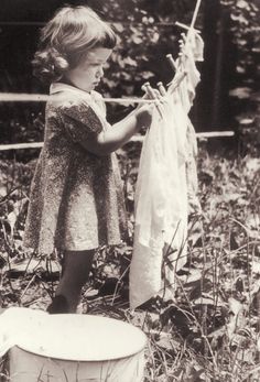 Girls Pin, Foto Art, Photo Vintage, Drying Clothes, Antique Photos, Vintage Pictures, Clothes Line