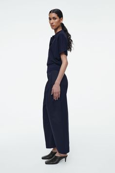 PLEATED BARREL-LEG COTTON PANTS - NAVY - Trousers - COS White Dress Outfit, Skirt Images, Simple Summer Outfits, Cotton Trousers, Dress Images, Black Accessories, Slip Skirt, Stripe Silk, Vest White