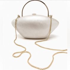 New With Tag Blogger Favorite Pearl Look Minaudiere. Rigid Metal Handle. Height X Length X Width: 7.2 X 8.7 X 3.4 Inches (18.8 22.2 8.8 Cm) White 6131/110 Zara Purse, Pearl Look, Zara Handbags, Zara Mini, Pink Crossbody Bag, Zara Bags, Zara New, Quilted Crossbody Bag, Mini Tote Bag