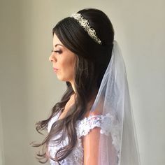 Um toque de romance no ar com este penteado semi-preso! 💕✨ Ideal para noivas que buscam um estilo clássico com um toque contemporâneo. #NoivaRomântica #PenteadoSemiPreso #CasamentoPerfeito 👰🌹" Graduation Hairstyles, Fancy Hairstyles, Loose Hairstyles, Easy Hairstyles, Wedding Hairstyles, Romance, Instagram Photos, Photo And Video, Instagram Photo