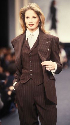 Fall 1995 Ready to Wear Runway Show  #fashion#supermodel#1990s #1990sfashion#90sfashion #90ssupermodel#90s#vintagefashion #1990sstyle#90sstyle #runwayfashion #fashionshow#runwayshow Looks Chic