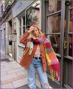 Check out these super cute blanket scarf outfits! We bring you looks for every season and the best tips to style a blanket scarf elegantly for any occasion! Colorful Scarf Outfit, Blanket Scarf Outfit, Colorful Winter Outfits, Colorful Fall Outfits, Scarf Outfits, Outfits Colorful, Cute Blanket, Look Retro