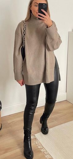 Leather Leggings Outfit Winter, Edgy Winter Outfits, Leggins Outfit, Long Sweater Outfits, Outfits Leggins, Happy Hour Outfit, Outfit Botas, Leggings Outfit Fall