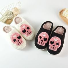 Halloween Skull Printed Home Indoor Comfortable Fuzzy New Floor Slippers Choose Black Or Ivory S: Women Size 6-7 (260 Mm) 38-39 M: Women Size 8-9 (270mm) 40-41 L: Women Size 10-11 (280mm) 42-43 Material: 50% Pvc, 50% Polyester Sherpa, Rubber Sole Price Is Firm Home Indoor, Skull Print, Halloween Skull, Rubber Sole, Slippers, Size 10, Womens Sizes, Black White, Size 6