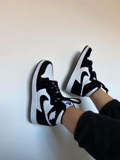 Kasut Pengantin, Basket Style, Nike Fashion Shoes, Nike Shoes Girls, Preppy Shoes, Pretty Shoes Sneakers, Jordan Shoes Retro, All Nike Shoes