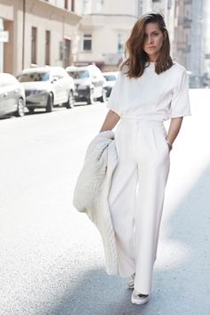 Throbbing Headache, Minimalist Moda, Fashion Gone Rouge, Woman In White, Style Casual Chic, 2024 Color, All White Outfit, Looks Street Style