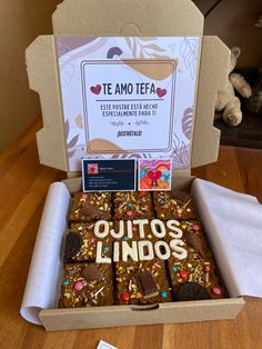 Idea de regalo para fechas importantes, cumpleaños, aniversario. Brownie original Brownies Decorados, Ideas Negocios, Visual Board, Brownie Cake, Brownie Cookies, Cute Cakes, Brownies, Takeout Container, Jordan