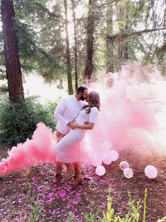 Photoshoot Gender Reveal Ideas, Gender Reveal Poses, Gender Photoshoot, Gender Reveal Pics, Gender Reveal Picture Ideas, Gender Reveal Photoshoot Ideas, Gender Reveal Theme Ideas, Beach Gender Reveal, Gender Reveal Photoshoot