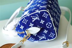 Description L.V Speedy Bandouliere 20 PM Monogram Blue For Women, Shoulder And Crossbody Bags 20.5cm/8.1in LV M20751 Rep 1:1 Size: 8.1 x 5.3 x 4.7 inches/ 20.5 x 13.5 x 12 cm (Length x Height x Width) This sporty edition of the Speedy 20 bag belongs to the LV Match collection, a tribute to Grand Slam tennis tournaments. The velvety Monogram jacquard is woven from recycled, eco-friendly chenille yarns. Accented by white trim, this signature piece looks stylish both courtside and in the city. Blue Lv Speedy Bandouliere, Louis Vuitton Speedy Bandouliere, Match Collection, Pm Monogram, Lv Speedy, Speedy Bandouliere, Light Gold Color, Tennis Tournaments, Grand Slam