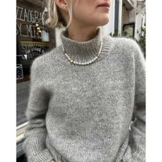 Der Weekend Sweater von Petite Knit ist ein oversized Pullover mit einem hohen Kragen.  Stelle weiter unten dein individuelles Wollpaket zusammen und wähle deine Grösse sowie Wunschfarbe aus.  Die Strickanleitung ist nicht im Lieferumfang enthalten. Diese kannst du direkt bei PetiteKnit beziehen. Hier gelangst du zur Strickanleitung Weekend Sweater. The Petite Knitter, Petite Knit Patterns, Mohair Sweater Pattern, Petite Knit, Weekend Sweater, Knitting Books, Knit In The Round, Knitting Kits, Mohair Sweater