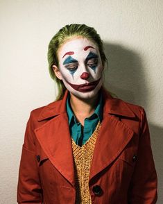 25 Villain Halloween Costumes – SeasonOverload Female Joker Costume, Joaquin Phoenix Joker, Joker Outfit, Maquillage Halloween Simple, Badass Halloween Costumes, Joker Halloween Costume, Joker Halloween, Joker Makeup, Diy Costumes Women