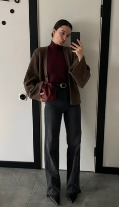 Cute Buissnes Casual Outfit, Red Shirt Outfit Women, Burgundy Boots Outfit Winter, Burgundy Boots Outfit, Charlotte Outfits, Red Shirt Outfits, Office Ootd, Winter Work Outfits, Winter Boots Outfits