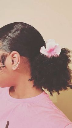 Flower Hair Clips Aesthetic, Puffs Natural Hair Hairstyles, Flower Clip Hairstyles, Pink Flower Clip, Hairstyle Aesthetic, Pink Headwrap, 4a Hair, Cute Natural Hairstyles, Hair Styels