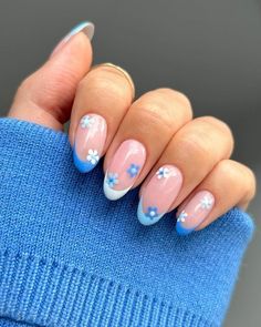 -》French nails  -》blue  -》perfect for spring  -》pretty Cute Nail Ideas For Almond Shape, Nails Summer 2024 French, Nail Inspo For Almond Nails, White French Tip Nails With Blue Flowers, Simple Spring Nail Ideas French Tip, Spring Nails French Tip With Flowers, Blue Nail Designs Flower, Pretty Blue Nail Designs, Blue Flower Almond Nails