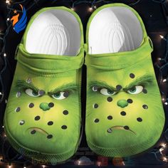 Introducing Clogs Shoes – Clog Shoes The Grinch, the perfect blend of comfort and style! These iconic clog shoes feature Grinch Shoes, Clean Crocs, Ew People, Christmas Shoes, Crocs Crocband, Crocs Classic Clogs, Shoes Custom, Wooden Shoes, Grinch Christmas