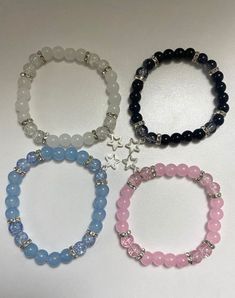 Matching Bracelets For 4 Best Friends, Braslets Designs Beads, Cute Ideas For Bracelets, Breclate Aesthetic, Cute Matching Bracelets For Best Friends, Matching Bracelets For 4 Friends, Cute Friendship Bracelets Beads, Matching Bracelets For 3, Bracelet Ideas For Best Friends