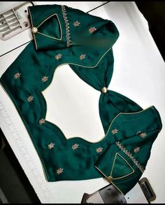 Blouse Design Back Design, New Simple Blouse Designs, Krrish Designer Blouse, Blouse Necks Latest, Plan Blouse Designs Latest, Blouses Back Neck Designs, Neck Pattern For Blouse, Simple Neck Designs For Blouses, Different Blouse Designs