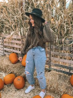 Outfits To Wear To The Pumpkin Patch, Pumpkin Patch Outfit Warm Weather, Pumpkin Patch Outfits Women, Outfits For Pumpkin Patch Fall, Pumpkin Picking Outfit Fall, Cute Pumpkin Patch Outfits, Darkroom Ideas, Pumpkin Patch Outfit Women, Pumpkin Patch Outfit Ideas