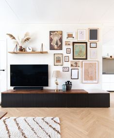 Van een donkere betonlook naar een frisse lichte wandOnze tv-wand heeft een vintage uitstraling gekregenMet veel kunst en persoonlijkheid Decorating Around A Tv, Living Room Wall Units, Condo Living Room, Tv Wand, Flat Screen Tv, Tv Wall Decor, Tv Wall Design