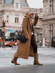 Here you have this western boots outfits I wore with jeans and camel coat in Paris! Winter Boots 2022 Trends, Bota Western Look, Brown Western Boots Outfit, Look Bota Western, Frye Boots Outfit, Fall Shoes For Women, How To Wear Cowboy Boots, Cute Cowboy Boots