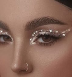 Glam Makeup For Round Face, Euphoria Make Up Looks, Glitter Party Makeup, Gem Makeup, Euphoria Party, Evening Eye Makeup, Euphoria Makeup