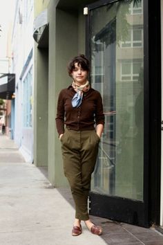 Style Queer Clothes, Retro Mode, Cooler Look, Looks Street Style, Green Pants, Look Vintage