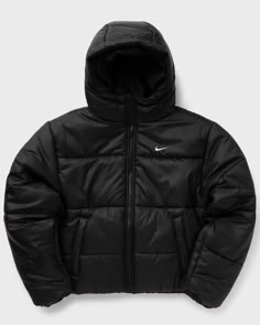 Trotze kaltem Wetter in der Nike  Classic Puffer Therma-FIT Loose Hooded Jacket, die dich schön warm hält. Die synthetische Füllung sorgt für Isolierung und ist locker genug für einen Layering-Look. Nike Therma-FIT-Technologie nutzt die natürliche Körperwärme, um dich bei Kälte warmzuhalten. Eine wasserabweisende Beschichtung hält dich zudem trocken.   - Nike Therma-FIT-Technologie - Taschen mit Druckknopfverschluss - Wasserabweisendes Material - Reißverschluss und elastischer Saum - Kapuze mit Nike Puffer Coat, Nike Puffer Jacket Outfit, Nike Winter Jacket, Puffer Jacket Nike, Nike Winter Jackets, Jackets For Winter, Best Puffer Jacket, Puffer Outfit, Jacket Aesthetic