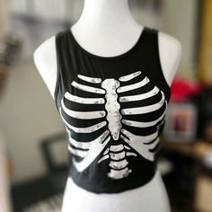 Short T-Shirt With Skeleton Print, Soft And Stretchy Fabric, Round Neck, Short Sleeves. Skeleton Shirt Cutout, Skeleton Top, Ribbed Shirt, Skeleton Print, Skeleton Shirt, Short T Shirt, Black Tank Top, Shopping Ideas, Thrift Shopping