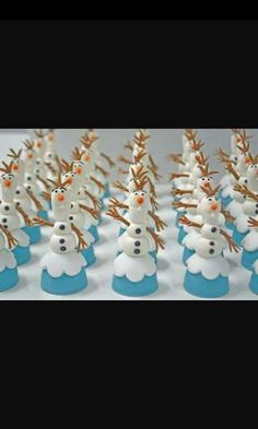 there are many small snowmen with hats on