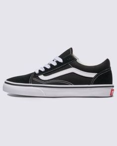 Introducing Vans youth sizing, with some of our more iconic silhouettes made for feet that are too big for kids sizing, but not yet big enough for adult sizing. The Old Skool was our first footwear design to showcase the famous Vans Sidestripe—although back then, it was just a simple doodle drawn by founder Paul Van Doren. Since its debut in 1977, this low-top silhouette has established itself as an icon in the skate, music, and fashion scenes. From 90s street skaters and punks to current hip ho Street Skater, Music And Fashion, Van Doren, Footwear Design, 5 Kids, Simple Doodles, Doodle Drawings, Old Skool, Shoes Black