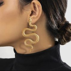 Brand New Boutique Item Avant-Garde Sexy And Exaggerated Halloween Accessory Gold Color Snake Earrings. Unbranded Comes In Clear Packaging. Similar Earrings Are Available In Separate Listings! Bundle And Save! Golden Snake, Rock Jewelry, Snake Jewelry, Snake Earrings, Long Drop Earrings, Estilo Punk, Party Earrings, Geometric Earrings, Animal Jewelry