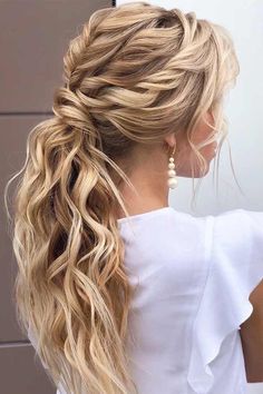 Voici les 7 plus grandes tendances de coiffure d'été 2020. En bonus, vous obtenez des conseils faciles pour coiffer chaque look. Up Ponytail, Prom Hair Up, Bridemaids Hairstyles, Guest Hair, Hoco Hairstyles, Wedding Hair Inspiration, Hair Ponytail Styles, Penteado Cabelo Curto, Hairdo For Long Hair