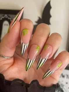 40+ Spooky and Fun Halloween Nail Art Ideas - HubPages Ongles Goth, Fun Halloween Nails, Horror Nails, Nail Art Halloween, Holloween Nails, Witchy Nails, Halloween Acrylic Nails, Cute Halloween Nails, Gothic Nails