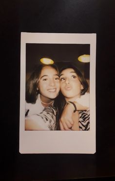 Polaroid Photo Drawing, Polaroid Pictures Ideas With Friends, Pictures Ideas With Friends, Stable Drawing, Instax Ideas, Polaroid Ideas