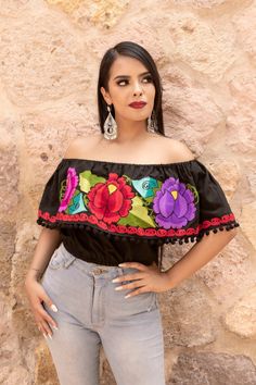 This beautiful Embroidered Crop Top is the perfect Top for a fun day out or special event.  The adorable flounce top with pom poms and traditional embroidered floral design make it flirty and fun.  It's made out of fine Mexican cotton, has elastic around the waist and shoulders for a comfortable fit.  The floral design is embroidered by Artisanal Machine- hand manipulated.  This blouse is made with love by Mexican Artisans in Guanajuato, Mexico. MORE BLOUSES HERE: https://www.etsy.com/es/shop/So Bohemian Tops With Machine Embroidery, Multicolor Embroidered Floral Top For Festivals, Festival Multicolor Top With Floral Embroidery, Embroidered Blouse For Fiesta Festival, Summer Folk Style Embroidered Top, Bohemian Multicolor Tops With Machine Embroidery, Fiesta Floral Embroidery Blouse, Bohemian Tops With Floral Embroidery For Festivals, Fiesta Multicolor Embroidered Top