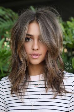 Love this hair colour! Medium Lenth Hair, Shoulder Length Hair, Long Hair Cuts, Great Hair, Layered Haircuts, Layered Hair, Pretty Hairstyles, Wavy Hair, Hair Looks