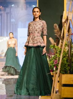 Peplum Top With Sharara, Peplum Top With Skirt, Top With Sharara, Peplum Top Outfits, Indian Closet, Kurta Lehenga, Ridhi Mehra, Simple Tops, Green Lehenga