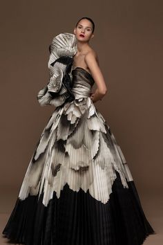 Avant Garde Fashion Couture, Isabel Sanchis, Fashion Gowns, Fantasy Dress, Couture Gowns, Fancy Outfits, Beautiful Fashion, Pleated Dress, Couture Fashion