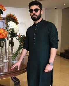 Traditional outfit never looked this hot! Fawad Khan in a black kurta-pyjama is raising temperatures Handsome Indian Men, Sherwani For Men Wedding, Groom Dress Men, Indian Groom Wear, Wedding Dresses Men Indian