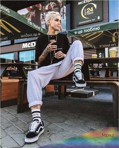 Tomboy Outfits Swag, Tomboy Outfit Ideas, Pakaian Hipster, Looks Hip Hop, Masculine Clothing, Lesbian Outfits, Lesbian Fashion, Hipster Outfits