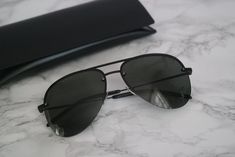 Nuevas gafas de sol de aviador Saint Laurent SL11M.

 Logotipo de YSL de metal en la esquina inferior de la lente izquierda.

 Disponible en lente negra con logo de metal negro mate.

 Diseño sin montura.

 Almohadillas nasales ajustables.

 Unisexo.

 Talla 59-13-140.

 Viene con estuche y tela de Saint Laurent. Ysl 557 Sunglasses, Luxury Matte Black Anti-reflective Aviator Sunglasses, Luxury Black Anti-reflective Aviator Sunglasses, Luxury Aviator Sunglasses With Uv Protection, Square Frame, Saint Laurent Sunglasses, Santa Lucia, Men's Eyeglasses, French Polynesia, Samoa