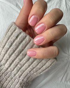 Trendy Lip Gloss, Chic Nail Designs, New Nail Trends, Light Pink Lip Gloss, April Nails, Milky Nails, Round Nails, Short Nail Designs