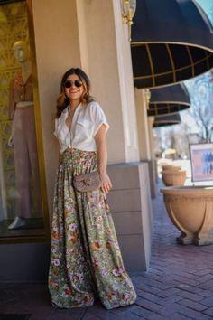 Flower Pants Outfit Summer, Palazzo Pants Printed, Flowered Pants Outfit, Floaty Trousers Outfit, Patterned Palazzo Pants Outfit, Flowy Pants Outfit Casual, Patterned Flares Outfit, Outfits With Patterned Pants, Wide Flowy Pants Outfit