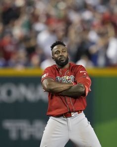 a baseball player is standing with his arms crossed in front of him and the caption reads, guardo te levitas la primera sin al