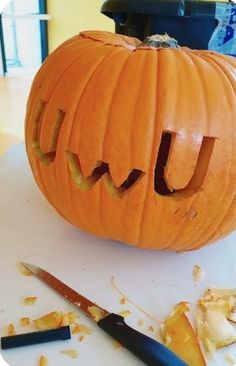 Uwu Pumpkin Carving, Carved Pumpkins Scary, Cute Pumpkin Carving Easy, Painted Pumpkin Ideas Scary, Uwu Pumpkin, Pumpkin Carving Ideas Easy Cute, Cute Pumkins Ideas Carving, Cute Easy Pumpkin Carving, Pumpkin Ideas Scary